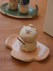 Đế cắm trầm "Heo thung dung"