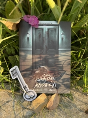 Sách - Sau Cánh Cửa Khóa Kín