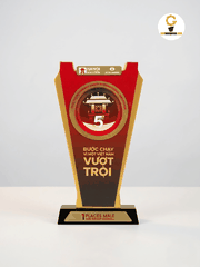 Cúp vinh danh giải Marathon Techcombank
