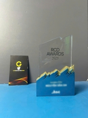 Cúp đa chất liệu (kim loại kết hợp với pha lê)