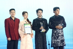 Cúp kim loại trao giải iContent Awards 2025