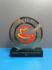 Cúp pha lê kết hợp với kim loại