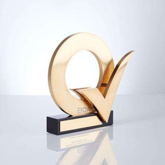 Cúp trao giải chữ cái Q