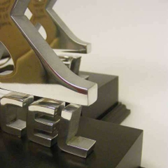 Cúp trao giải logo chữ X