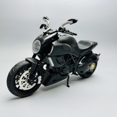 Mô Hình Xe Ducati Diavel V4 đen 1:12 Hợp kim - Có tiếng - đèn pha sáng - Dài 18cm - rộng 6cm - cao 10cm - nặng ~ 700gram - FULL BOX : box màu SKU : oto154