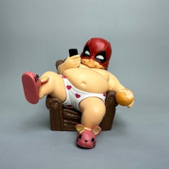 Mô Hình Avenger deadpool Béo ngồi ghế - Cao 12cm - Nặng 350gram - Figure Avenger -  Bọc túi OPP - Hộp Màu