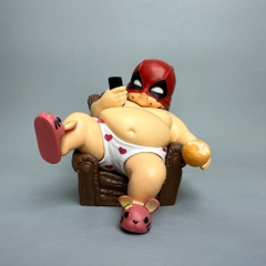 Mô Hình Avenger deadpool Béo ngồi ghế - Cao 12cm - Nặng 350gram - Figure Avenger -  Bọc túi OPP - no box - N1-K48-T1-S2