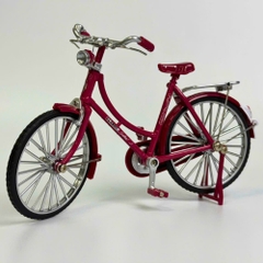 Mô Hình xe đạp cổ màu đỏ. tỉ lệ 1:8 - Dài 19.5cm - rộng 5cm - cao 12cm - nặng : 200gram - FULL BOX . SKU : oto541b - K53-T5-S6