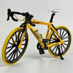 Mô Hình xe đạp đua màu vàng . tỉ lệ 1:8 - Dài 19.5cm - rộng 5cm - cao 12cm - nặng : 200gram - FULL BOX . SKU : oto542a - K70-T5-S4