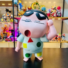 Mô Hình Shin bút chì áo xanh gãi đầu bản to - Phụ Kiện : Đế - Cao 40cm - nặng 1500gram - Figure Cậu Bé Bút Chì - bọc túi OPP - Hộp Carton K12-T4-S2