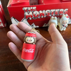 Móc Khóa labubu nâu liếc mắt cocacola . Dây móc dài : 10cm - Mô Hình Cao : 6cm - Nặng 50gram K79-T7-S1