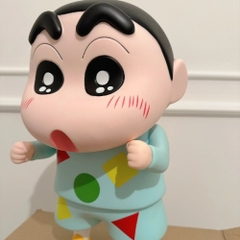 Mô Hình Shin bút chì áo xanh hoạ tiết bản to - Phụ Kiện : Đế - Cao 40cm - nặng 1500gram- Figure Cậu Bé Bút Chì - bọc túi OPP - Hộp Carton - K12-T4-S1