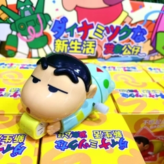 mô hình shin bút chì nằm bò chạy cót áo xanh nhạt - cao : 5.5cm dài 10cm - figure shin - hộp màu N1