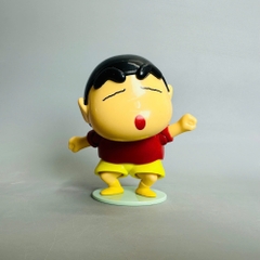 mô hình shin bút chì áo đỏ quần vàng lắc mông - cao : 10cm - figure shin - hộp màu