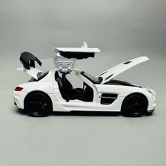 Mô Hình xe mẹc amg trắng tỉ lệ 1:32 Hợp kim có thể mở cửa - bánh sau chạy cót - Dài 15cm - rộng 7cm - cao 4.5cm - nặng : 400gram - FULL BOX : box màu SKU : oto304 n3-k2-t5-s1