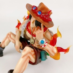 Mô Hình OnePiece Ace dáng ngồi dơ ngón tay - Phụ kiện : bảng tên - Cao 13cm - Nặng 400gram - Figure anime One Piece - bọc túi OPP hộp màu - N1-K41-T4-S3