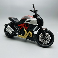 Mô Hình Xe Ducati Diavel V4 xám đen 1:12 Hợp kim - Có tiếng - đèn pha sáng - Dài 18cm - rộng 6cm - cao 10cm - nặng ~ 700gram - FULL BOX : box màu SKU : oto153