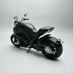 Mô Hình Xe Ducati Diavel V4 đen 1:12 Hợp kim - Có tiếng - đèn pha sáng - Dài 18cm - rộng 6cm - cao 10cm - nặng ~ 700gram - FULL BOX : box màu SKU : oto154