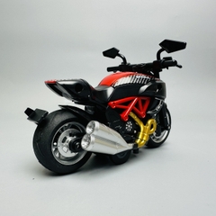 Mô Hình Xe máy DUCATI Diavel đen viền đỏ 1:14 Hợp kim - Có tiếng - đèn pha sáng - Dài 12cm - rộng 7.2cm - cao 7.5cm - nặng ~ 300gram - FULL BOX : box màu SKU : oto238 - N3-K5-T2-S4
