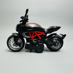 Mô Hình Xe máy DUCATI Diavel đen viền đỏ 1:14 Hợp kim - Có tiếng - đèn pha sáng - Dài 12cm - rộng 7.2cm - cao 7.5cm - nặng ~ 300gram - FULL BOX : box màu SKU : oto238 - N3-K5-T2-S4