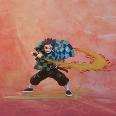 Mô hình đồ chơi - Kamado Tanjirou chiến đấu - Hiệu ứng kiếm đẹp -  Kimetsu No Yaiba - Có Hộp Đẹp - N4-K9-BL3-N1-K6-T3-S1
