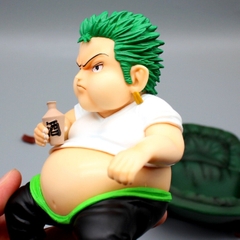 Mô Hình OnePiece zoro béo ngồi ghế - Cao 14.5cm - nặng 650gram + có Box + phụ kiện có bình rượu cầm tay - Figure OnePiece - Có Hộp - K18-T3-S1
