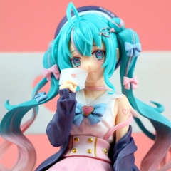 Mô Hình Hatsune Miku Ngồi Tóc xanh váy hồng - Cao 14cm - nặng 100gram - Figure Miku - Có hộp màu - N1-K31-T2-S1