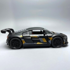 Mô Hình xe Audi màu Đen Vàng - tỉ lệ 1:36 Hợp kim có thể mở cửa - bánh sau chạy cót - Dài 12cm - rộng 5cm - cao 4cm nặng : 200gram - FULL BOX : box màu - Sku : oto34 - N3-K4-T1-S3