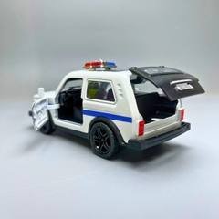 Mô Hình xe oto Police 102 màu trắng  - tỉ lệ 1:36 Hợp kim có thể mở cửa - bánh sau chạy cót - Có tiếng - đèn pha sáng - Dài 12cm - rộng 5cm - cao 4cm - nặng : 200gram - FULL BOX : box màu