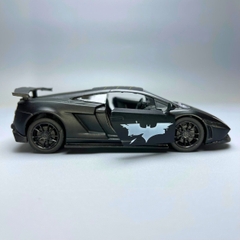 Mô Hình xe Lamborghini Batman - tỉ lệ 1:36 Hợp kim có thể mở cửa - bánh sau chạy cót - Có tiếng - đèn pha sáng - Dài 12cm - rộng 5cm - cao 3cm - nặng : 180gram - FULL BOX : box màu