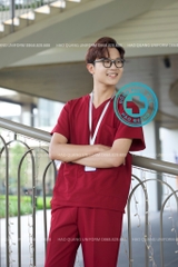 MÃ 10 - BỘ SCRUBS CỔ TIM MÀU ĐỎ ĐÔ CAO CẤP
