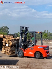 xe nâng điện heli làm việc trong kho xưởng