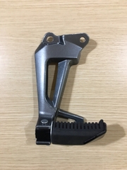 Để chân người ngồi sau xe máy Sirius