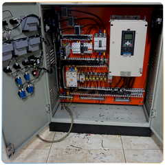 Tủ điều khiển tích hợp biến tần cho cơ cấu nâng