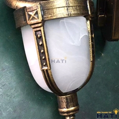 Đèn tường ngoài trời cổ điển Antero màu vàng