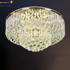 Đèn ốp trần pha lê tròn Crispin là mẫu đèn ốp trần pha lê cao cấp với thiết kế tròn tinh tế, kết hợp các chi tiết pha lê lấp lánh mang đến vẻ đẹp sang trọng cho không gian nội thất.