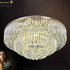 Đèn ốp trần pha lê tròn Crispin là mẫu đèn ốp trần pha lê cao cấp với thiết kế tròn tinh tế, kết hợp các chi tiết pha lê lấp lánh mang đến vẻ đẹp sang trọng cho không gian nội thất.