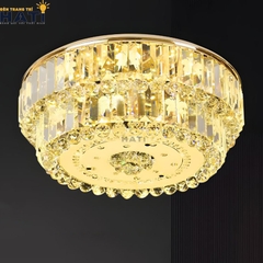 Đèn ốp trần pha lê tròn Dalton là mẫu đèn ốp trần pha lê cao cấp với thiết kế tròn sang trọng, các chi tiết pha lê tinh xảo giúp không gian trở nên lung linh và nổi bật hơn.