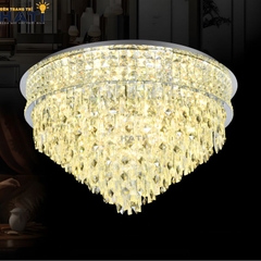 Đèn ốp trần pha lê tròn Ewan là mẫu đèn ốp trần pha lê cao cấp với thiết kế tròn tinh tế, các chi tiết pha lê lấp lánh giúp không gian trở nên sang trọng và nổi bật hơn