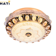 Đèn ốp trần pha lê tròn Garrik mang phong cách hiện đại, ánh sáng phản chiếu qua pha lê tạo hiệu ứng lấp lánh, phù hợp lắp đặt cho phòng khách, phòng ngủ hoặc căn hộ cao cấp.