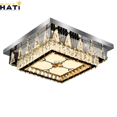 Đèn ốp trần pha lê vuông Kairo sở hữu thiết kế vuông hiện đại kết hợp pha lê tinh xảo, mang đến ánh sáng sang trọng và điểm nhấn nổi bật cho không gian.