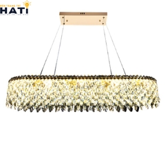 Đèn thả ngang Seranova nổi bật với thiết kế thanh mảnh và hiện đại, phù hợp lắp đặt trên bàn ăn, bàn đảo bếp hoặc không gian phòng khách cao cấp.