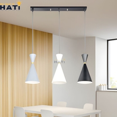 Đèn thả ngang Seraphyne là lựa chọn lý tưởng cho bàn ăn dài hoặc quầy đảo bếp, giúp phân bổ ánh sáng đồng đều và tạo cảm giác ấm áp, gần gũi.