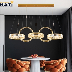 Đèn thả ngang Zirella cao cấp phù hợp lắp đặt cho bàn ăn, căn hộ chung cư và nhà phố hiện đại. Kiểu dáng thanh thoát giúp không gian trở nên sang trọng và hài hòa hơn. Ánh sáng lan tỏa đều, tạo cảm giác ấm cúng khi sử dụng.