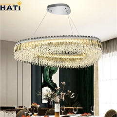 Đèn thả pha lê Beline sở hữu kiểu dáng sang trọng cùng hiệu ứng ánh sáng lấp lánh, phù hợp trang trí phòng khách, bàn ăn hoặc sảnh nhà cao cấp.