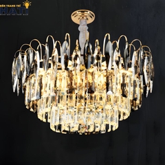 Đèn thả pha lê Bines sở hữu phong cách hiện đại thanh lịch, kết hợp pha lê cao cấp giúp không gian phòng khách, bàn ăn hoặc khu vực sảnh trở nên nổi bật và đẳng cấp