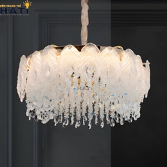 Đèn thả pha lê Xaviera Lux 1 tầng mang phong cách sang trọng cùng hiệu ứng ánh sáng lung linh, phù hợp trang trí phòng khách, bàn ăn hoặc khu vực sảnh hiện đại.