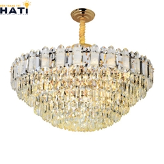 Với thiết kế sang trọng cùng các dải pha lê phản chiếu ánh sáng lung linh, đèn thả pha lê Zephyrella tạo điểm nhấn ánh sáng ấn tượng cho căn hộ, nhà phố và biệt thự hiện đại.