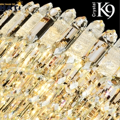 Với thiết kế sang trọng cùng các dải pha lê phản chiếu ánh sáng lung linh, đèn thả pha lê Zephyrella tạo điểm nhấn ánh sáng ấn tượng cho căn hộ, nhà phố và biệt thự hiện đại.