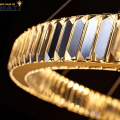 Với kiểu dáng thanh thoát và ánh sáng ấn tượng, đèn thả thông tầng Arvino phù hợp lắp đặt trong nhà phố, biệt thự hoặc các công trình kiến trúc sang trọng.